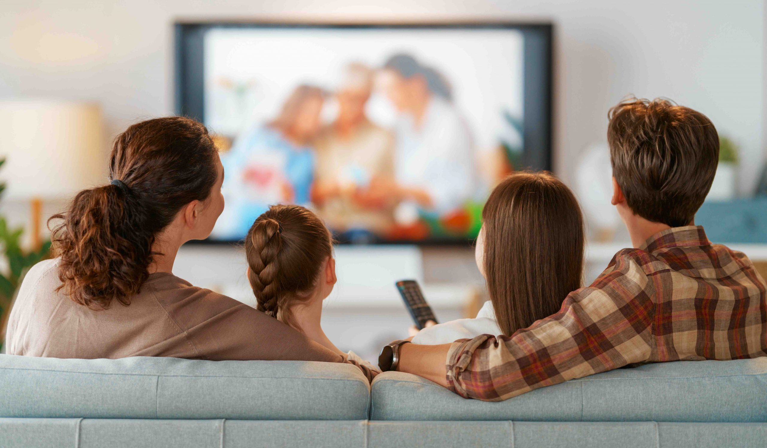 family watching TV in the evening at home video_biographie_famille